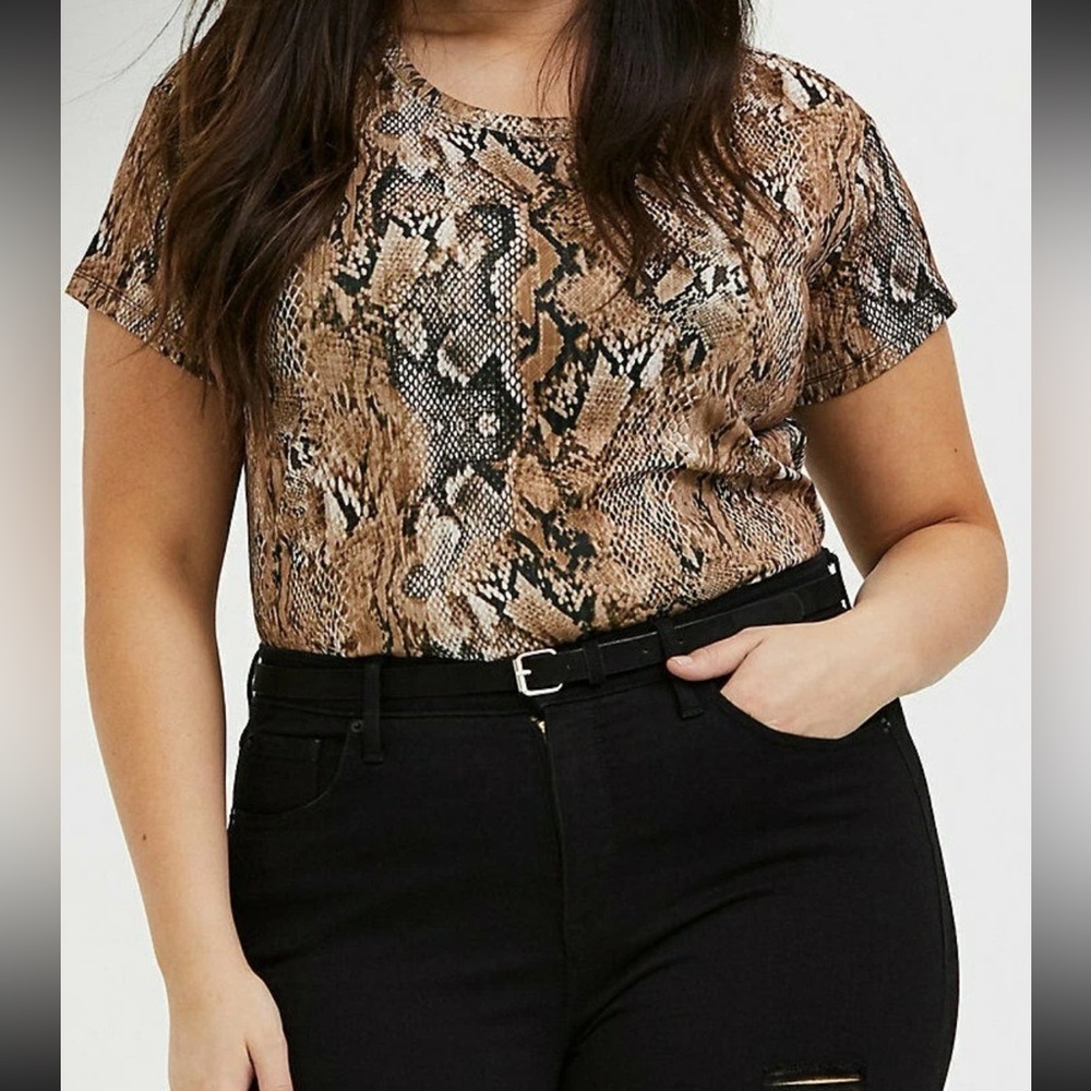 ✨torrid brown reptile print rib crop tee✨